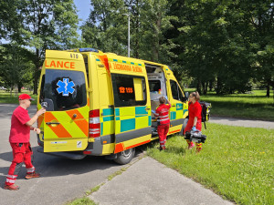 Kritický pátek: záchranáři zasahovali u cyklisty a bruslaře, kteří se srazili s auty