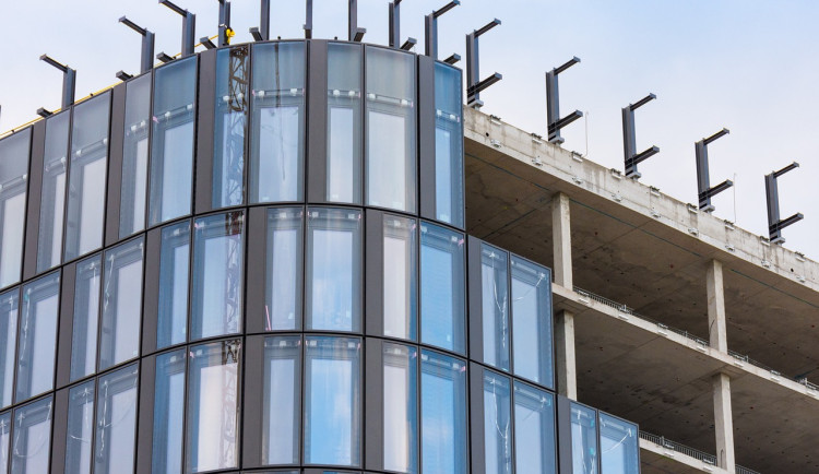 Stavebnictví v dubnu mírně rostlo, bytová výstavba výrazně oslabila