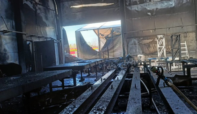 Tragický požár zasáhl do životů dvou rodin. Podpořit je chce místní škola