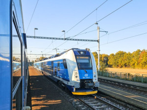 Cestující by se měli připravit na nové jízdní řády autobusů a vlaků. Novinkou je lodní linka