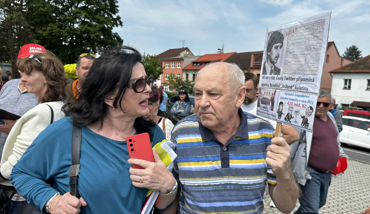 Neúnavný senior s transparentem opět vytrolil mítink Andreje Babiše. Nechyběla strkanice a nadávky