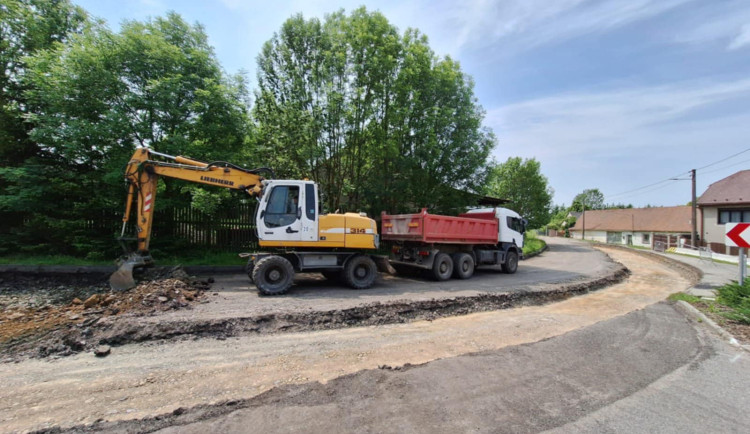 Dělníci opravují silnici z Třebíče na Telč, provoz bude obnoven v půlce prázdnin