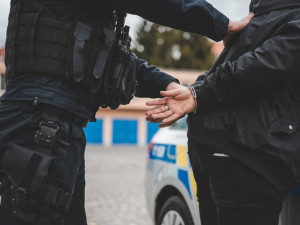 Vedle desítek lesních požárů je muž obviněn z vraždy a z pokusu o vraždu osmi bezdomovců