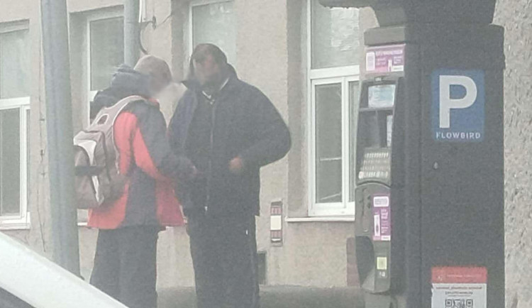 Výtržník, který terorizuje Hranice, je zpět, v léčebně vydržel jen pár dní. Incidenty hlaste policii, vyzývá město