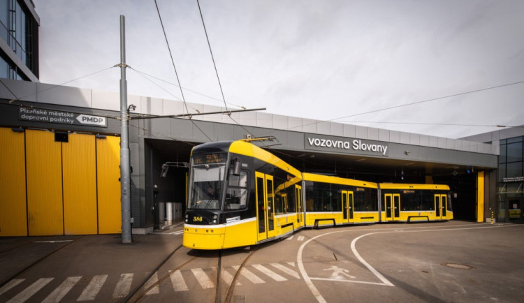 Cestující v plzeňské MHD se i letos dočkají nových tramvají i autobusů