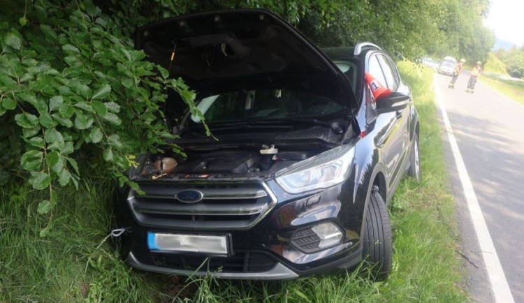 Senior byl na mol. Na Jesenicku nezvládl automobil a skončil v příkopu