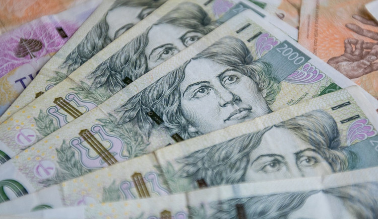 Osmdesátiletý senior přišel o 4,5 milionu, uvěřil podvodníkům s lámanou češtinou