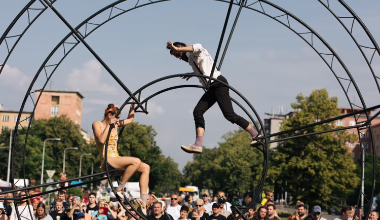 Festival v ulicích nabídne 200 umělců ze 17 zemí světa, láká na akrobacii i magii