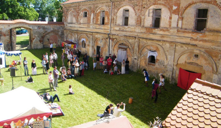 Nadšenci opravují zdevastovaný zámek v Čečovicích. Peníze získávají pořádáním barokní veselice