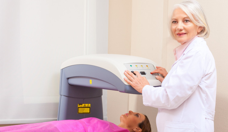 Máte osteoporózu? Olomoucká poliklinika má nový přístroj, zkrátila čekací doby na vyšetření