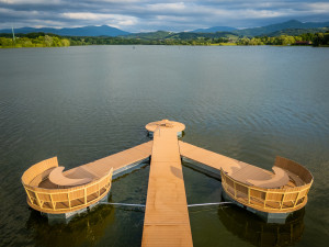 Na Olešné je nové dřevěné molo. Vyšlo na tři miliony korun