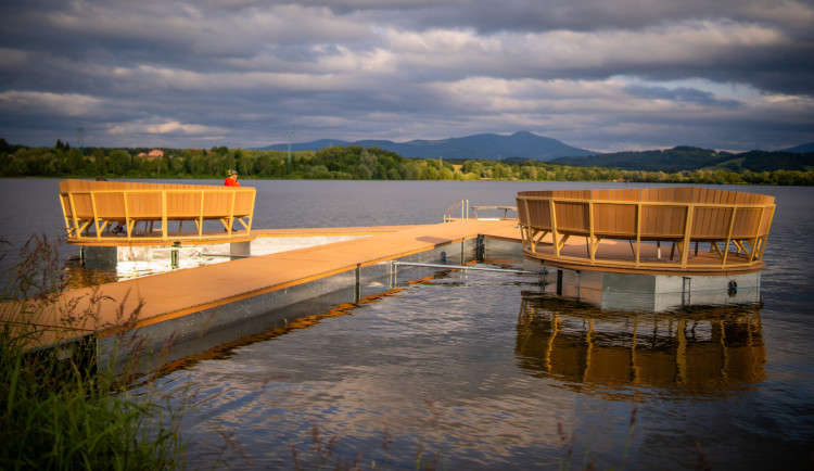 Na Olešné je nové dřevěné molo. Vyšlo na tři miliony korun
