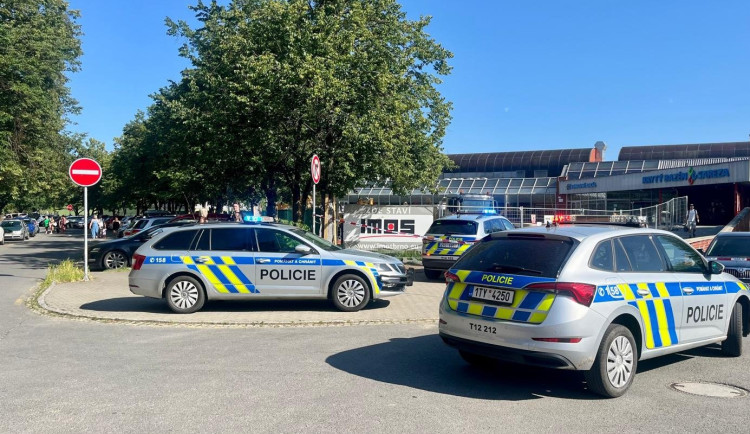 Kvůli nahlášené bombě policisté evakuují bazén v Ostravě-Porubě