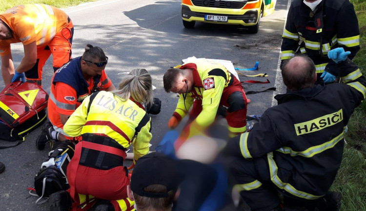 Čtvrtou oběť má tragický střet dvou osobních automobilů. Zraněná osoba zemřela po převozu do nemocnice