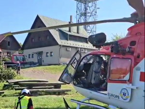V Beskydech spadl paraglidista. V místě zasahoval vrtulník i horská služba