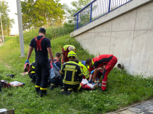 Čtyřiačtyřicetiletá žena v Ostravě spadla z mostu. Má vážně poraněnou páteř a nohy
