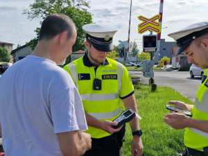 Kontroly na přejezdech. Lidé přechází i přes červenou, jeden řidič dokonce předjížděl
