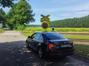 Kontroly na přejezdech. Lidé přechází i přes červenou, jeden řidič dokonce předjížděl