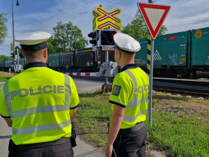 Kontroly na přejezdech. Lidé přechází i přes červenou, jeden řidič dokonce předjížděl