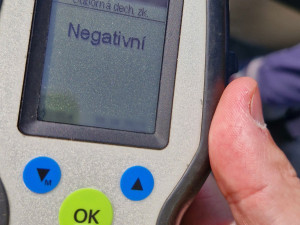 Kontroly na přejezdech. Lidé přechází i přes červenou, jeden řidič dokonce předjížděl