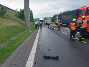 Hromadná nehoda šesti vozidel u Jablunkova. Jeden z řidičů vezl v kamionu munici