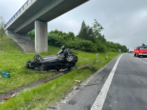 Hromadná nehoda šesti vozidel u Jablunkova. Jeden z řidičů vezl v kamionu munici
