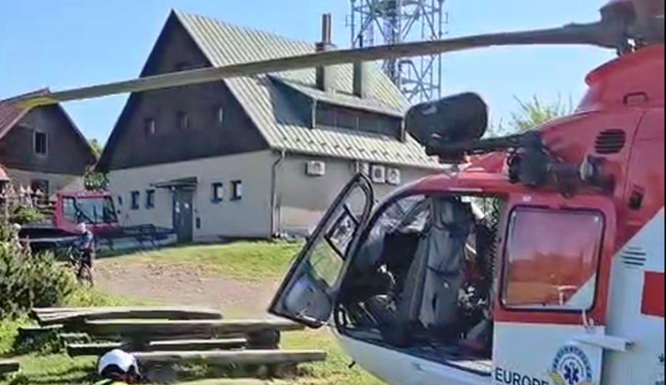 V Beskydech spadl paraglidista. V místě zasahoval vrtulník i horská služba
