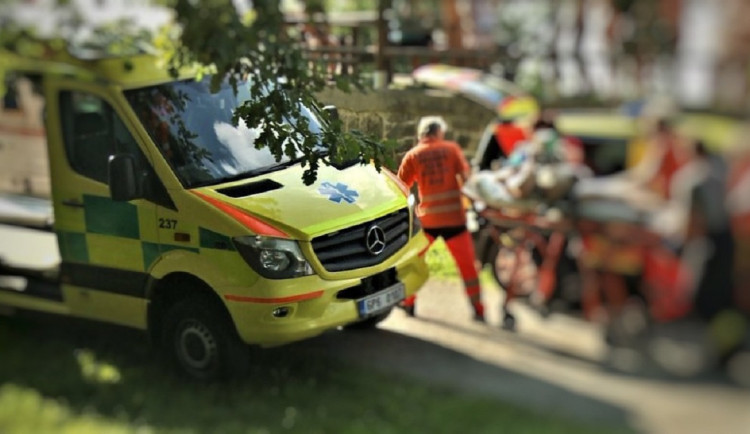 Boj o život školačky, vypila alkohol od zatím neznámé osoby a zkolabovala