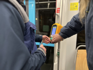 Každý desátý vyloučen z tramvaje. Při noční akci policie zkontrolovala 1369 lidí