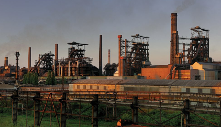 Opozice kritizuje Moravskoslezský kraj za půjčky hutníkům, část je nevrátila