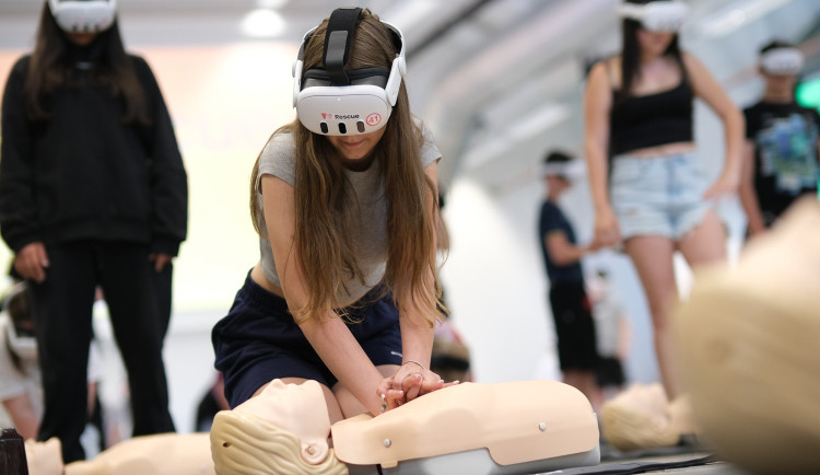 Záchranu lidského života pomocí virtuální reality si během osmi hodin nacvičilo 1255 lidí