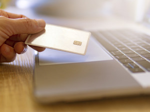Kyberpodvody v Česku vzrostly o 50 %, Komerční banka varuje a posiluje prevenci