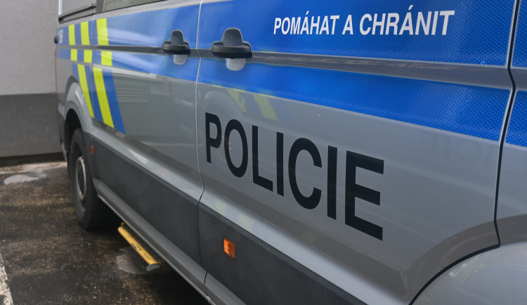 VIDEO: Seniorka vařila maso a usnula. Ze zakouřeného bytu ji vyváděla policie