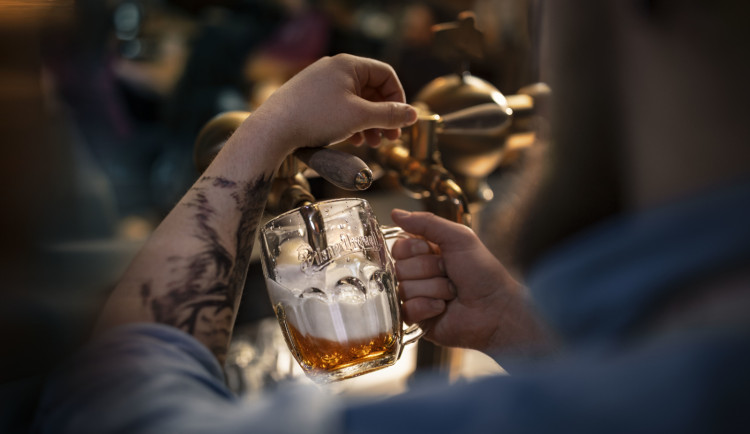 „Němci národem piva? Hov*o, jsou to Češi,“ křičí do světa Švéd, který v zahraničí čepuje Plzeň