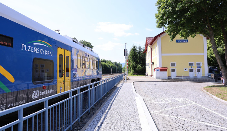 Kvůli přestupu museli v Nýrsku popocházet 300 metrů, nový terminál teď vše propojil