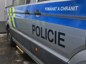 VIDEO: Seniorka vařila maso a usnula. Ze zakouřeného bytu ji vyváděla policie