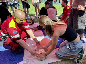 Stovky lidí zajímalo, jak se chovat u vody. Viděly přístroje i resuscitaci tonoucího