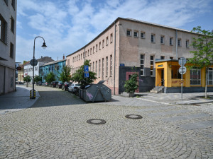 Vjezdu do Stodolní ulice v Ostravě brání květináče, má být bezpečnější