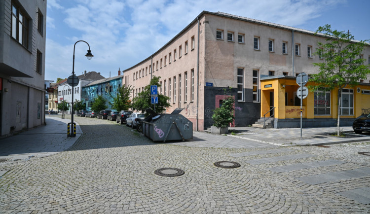 Vjezdu do Stodolní ulice v Ostravě brání květináče, má být bezpečnější