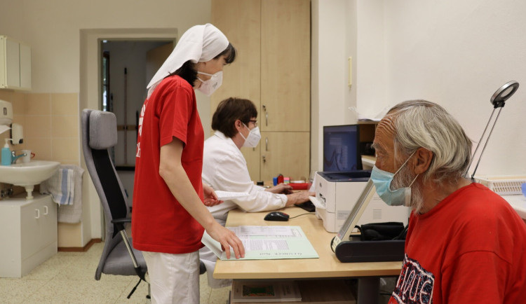 Charita loni v ordinaci ošetřila tisíce olomouckých bezdomovců. Ulehčuje tak záchranářům