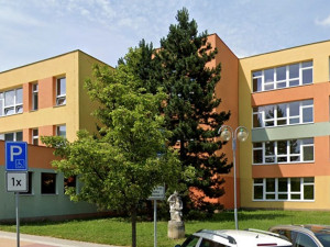 Někteří školáci z Kopřivnice už mají prázdniny, jejich škola potřebuje opravu