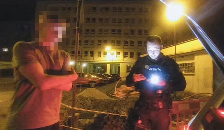 Mladý řidič zhasl světla doufal, že si ho policie nevšimne. Na triku měl řadu průšvihů