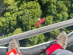 Cyklista u Vítkova spadl ze srázu a zranil se. Hledal ho dron a pět jednotek hasičů