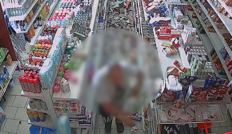 VIDEO: Rozdal náklad minerálek a zdemoloval obchod. Ničitele na Olomoucku zpacifikovali až policisté