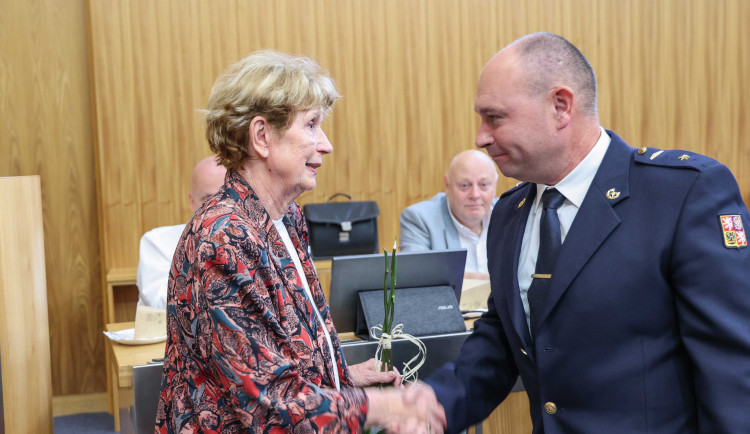 Žena z autobusu, který havaroval u Velkého Týnce, děkovala záchranářům. Nehoda měla dvacítku zraněných