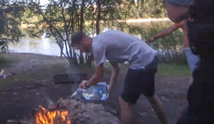 Parta si přes zákaz rozdělala oheň u Šídlovského rybníka. Veřejná ohniště lidem chybí