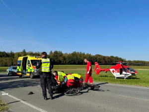 Jednasedmdesátiletého cyklistu smetlo auto, záchranáři bojovali o jeho život