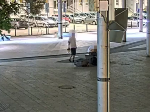 VIDEO: Kamerový systém sledoval, jak zloděj ukradl iPhone muži, který spal na lavičce