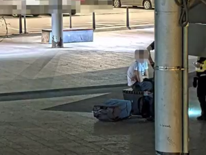 VIDEO: Kamerový systém sledoval, jak zloděj ukradl iPhone muži, který spal na lavičce