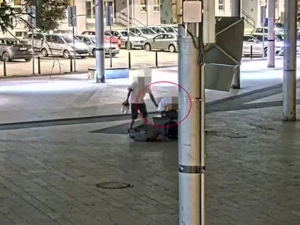 VIDEO: Kamerový systém sledoval, jak zloděj ukradl iPhone muži, který spal na lavičce
